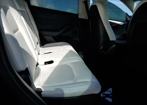 2024 Tesla Model Y z USA, uszkodzony, nr VIN 7SAYGAEEXRF021660